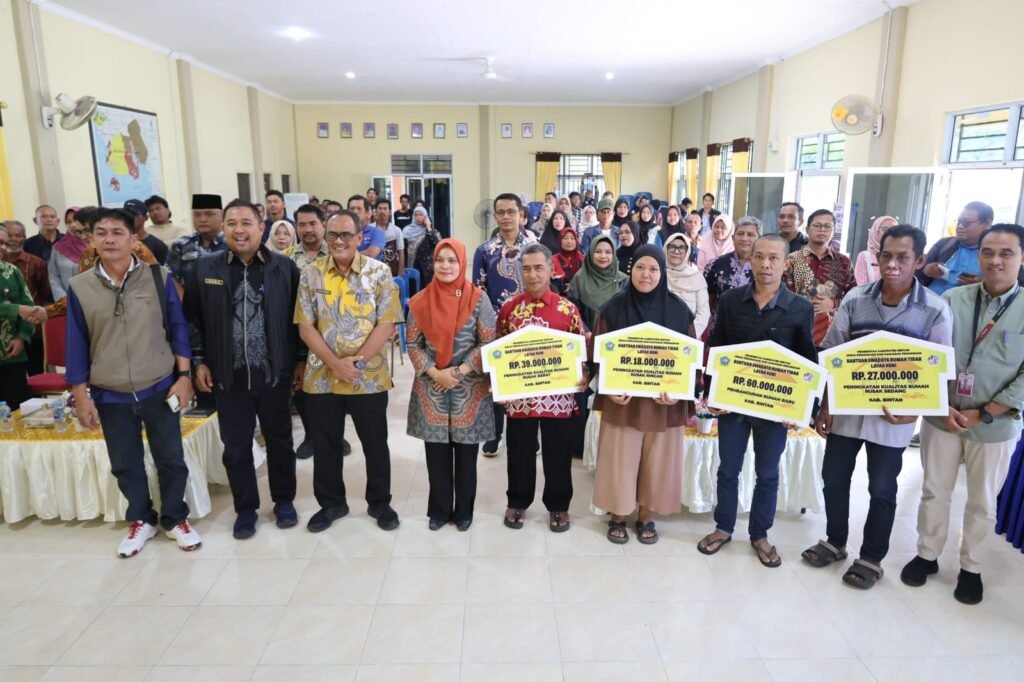 Asisten II Pemkab Bintan, Kadis Perkim Bintan Irzan bersama penerima BSRTLH