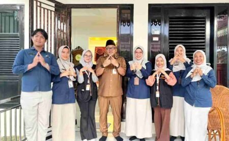 Walikota Tanjungpinang Lis Darmansyah bersama petugas Sensus Ekonomi