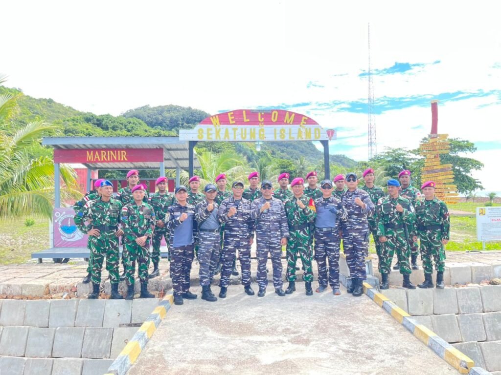 KRI John Lie-358 Perkuat Sinergi dengan Satgas Pamputer Marinir Danposal di Natuna