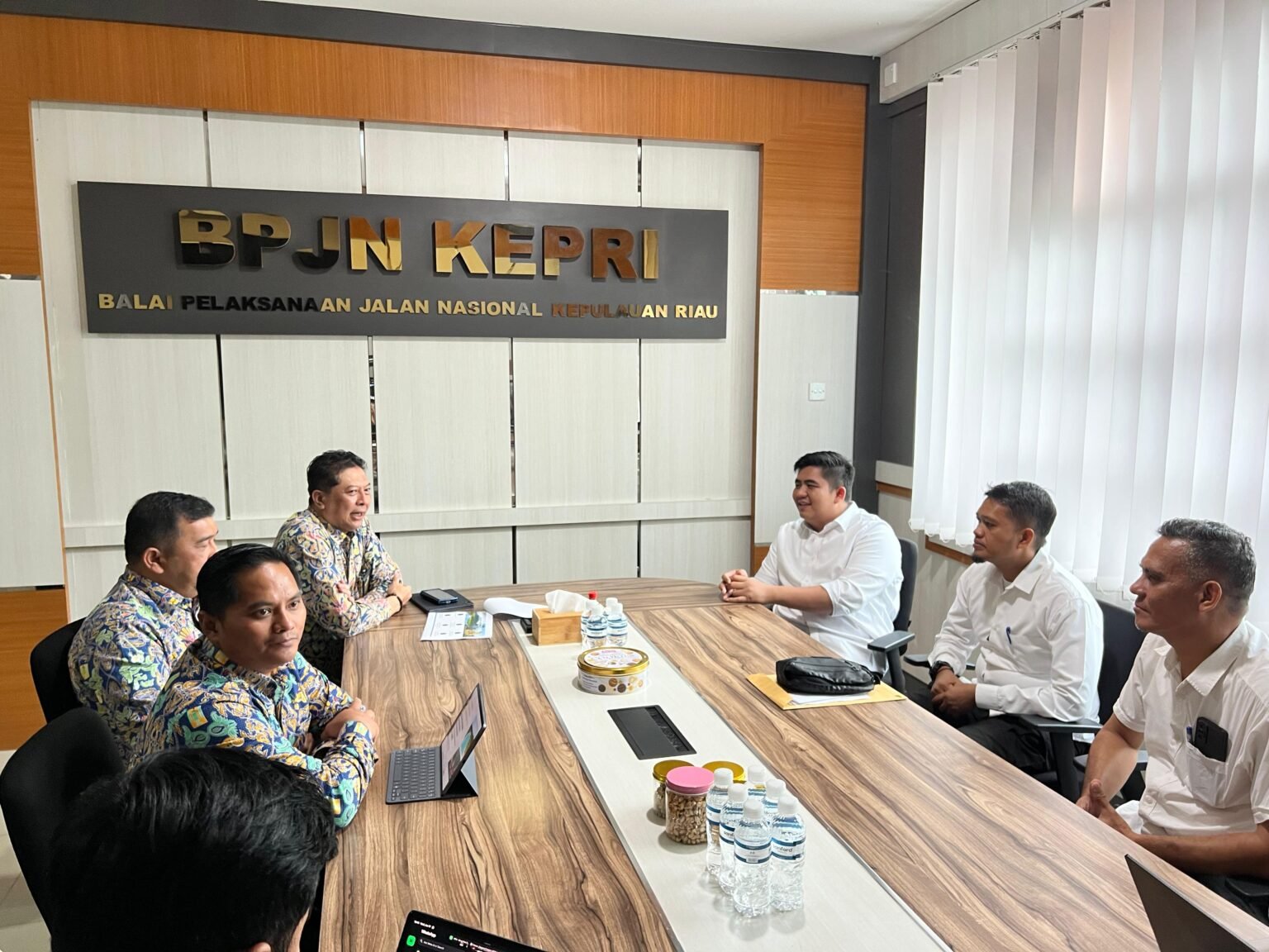 Sambangi BPJN Kepri, Roby Paparkan Progres dan Usulan Jalan di Bintan Bupati Bintan Roby Kurniawan saat melakukan kunjungan silahturahmi ke Kantor BPJN Kepri.