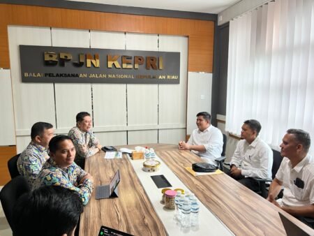 Bupati Bintan Roby Kurniawan saat melakukan kunjungan silahturahmi ke Kantor BPJN Kepri.