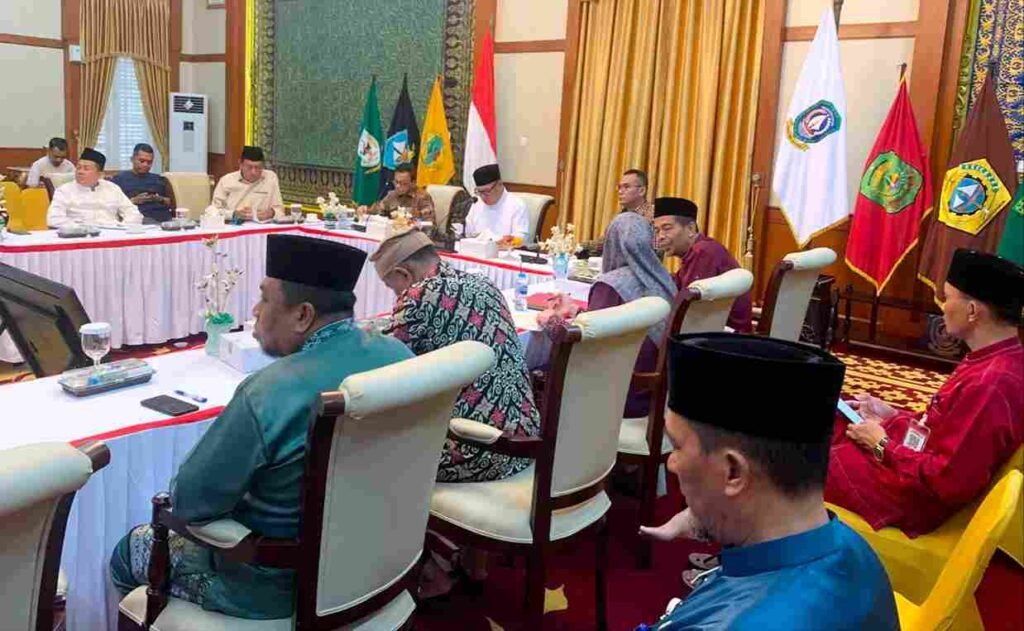 Wakil Gubernur Kepri Nyanyang Haris Pratamura saat memimpin Rapat Finalisasi MTQ XII Tingkat Provinsi Kepri di Gedung Daerah, Jumat (19/6).