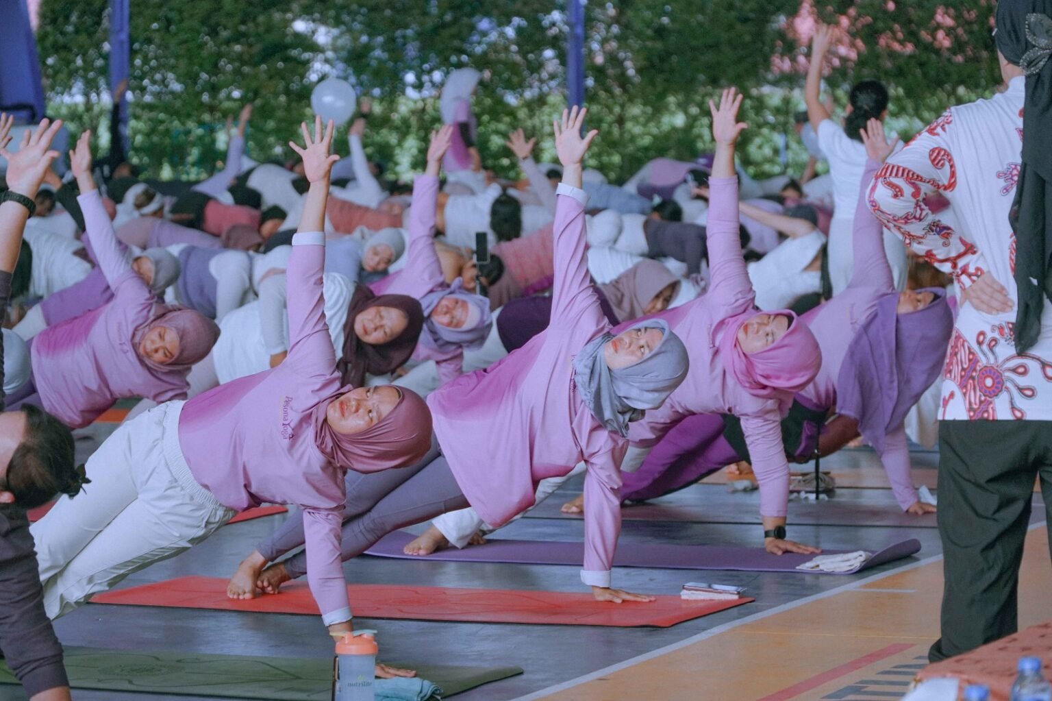 Ratusan Peserta Ramaikan Hari Yoga Internasional 2026, HARRIS Batam dan Pesona Yoga Kampanyekan Penuaan Sehat