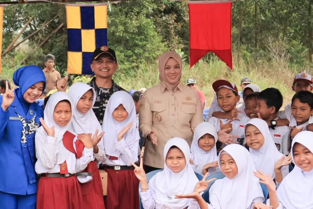 Wakil Bupati Bintan Deby Maryanti saat bersama siswa