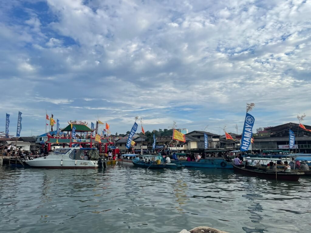 Sat Polairud Polresta Tanjungpinang Siaga Amankan Perlombaan Perahu Naga pada Sembayang Keselamatan Laut Pelantar III