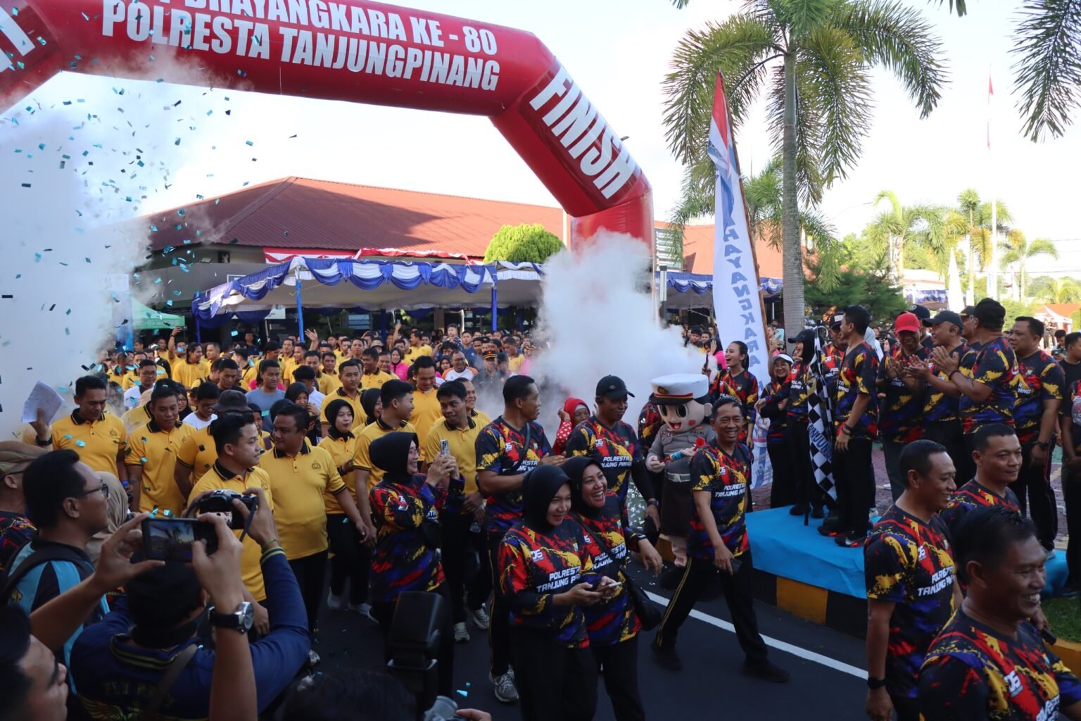 Ratusan Masyarakat Tanjungpinang Antusias Ikuti Fun Walk, Sempena HUT Bhayangkara Ke-80