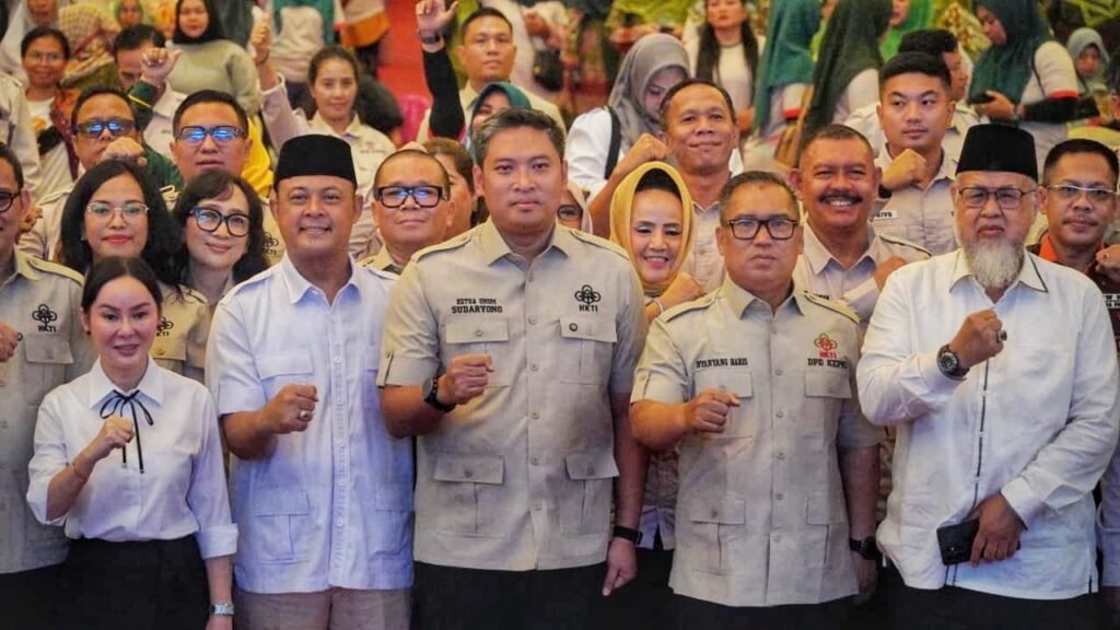Foto bersama Wamentan, Wagub Kepri Nyanyang, Ketua DPRD Kepri Iman Sutiawan, Wawako Batam Li Claudia Chandra dan pengurus DPD HKTI Kepri