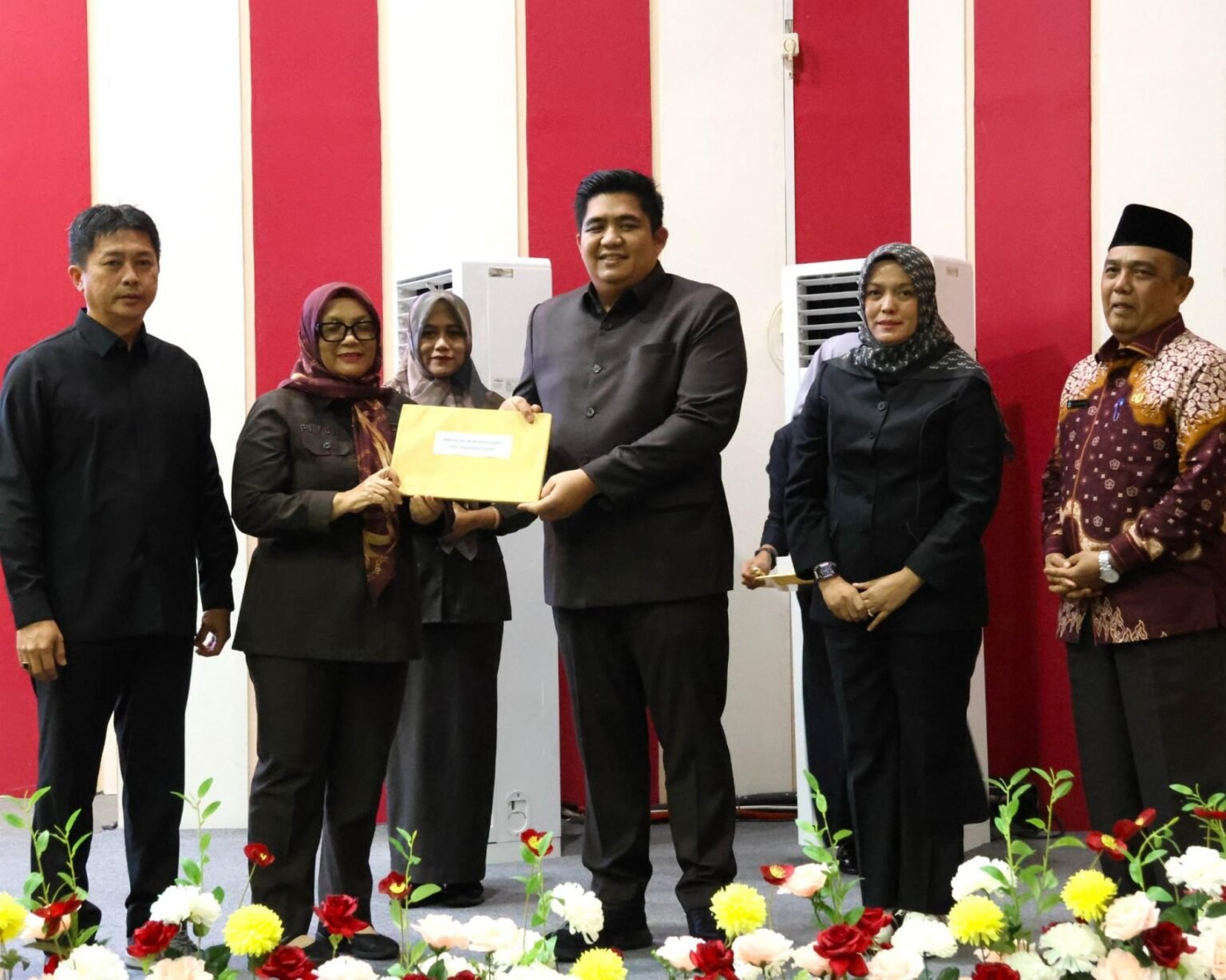 Bupati Bintan Roby Kurniawan menyerahkan Ranperda LPP APBD Bintan TA 2025 kepada Ketua DPRD Bintan Fiven Sumanti dalam paripurna