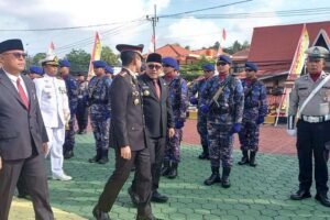 Kapolresta Tanjungpinang Kombes Pol Indra Ranu Dikarta didampingi Walikota Lis Darmansyah saat memeriksa barisan pasukan upacara HUT Bhayangkara Ke-80, Rabu (01/07/2026)