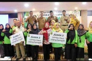 Foto bersama usai pelaksanaan kegiatan Peningkatan Pengelolaan Bank Sampah dan Lomba Daur Ulang Sampah yang digelar di Hotel Bintan Plaza, Tanjungpinang, Selasa (30/06/2026).
