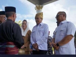 Wakil Gubernur Kepri Nyanyang Haris Pratamura mendampingi Menko Polkam RI Djamari Chaniago (tengah) setibanya di Lanud Raden Sadjad Natuna. (ft.Pemprov Kepri)