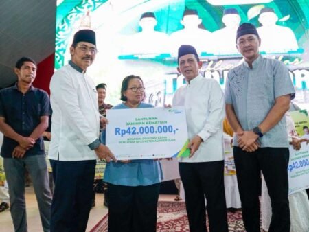 Gubernur Kepri Ansar Ahmad didampingi Kepala Cabang BPJS Ketenagakerjaan Tanjungpinang Iwan Kurniawan menyerahkan santunan kepada ahli waris di Karimun. (Foto: Dok BPJS Ketenagakerjaan
