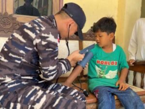 Perkuat Kedekatan dengan Masyarakat, Prajurit KRI Siwar-646 Gelar Baksos di Lhokseumawe