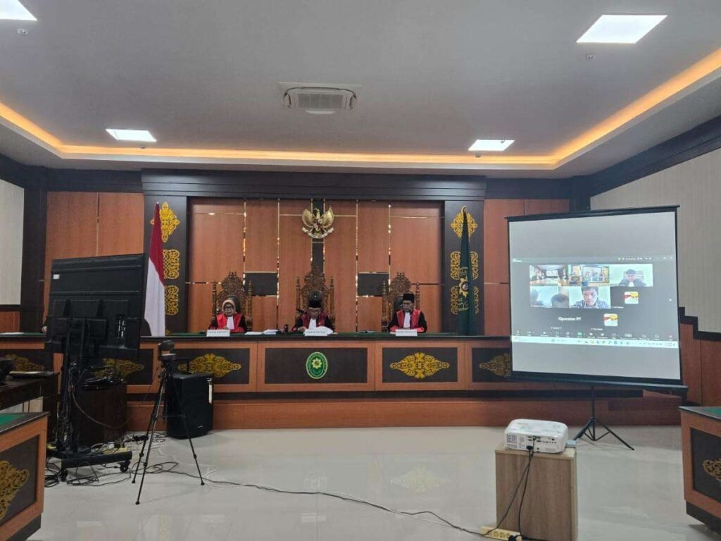 Sidang perkara kasus korupsi proyek pembangunan Jembatan Marok Dabok, Kabupaten Lingga di Pengadilan Tinggi (PT) Kepri, Selasa (07/07/2026).