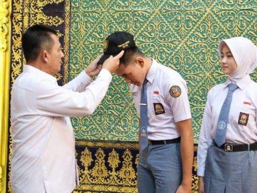 Dua Pelajar Terbaik Kepri Siap Harumkan Daerah di Paskibraka Nasional 2026 Gubenrur Kepri Ansar Ahmad memasangkan topi Calon Paskibraka kepada Muhammad Salman Farisi dan Raudah Mabrura, perwakilan Kepri Calon Pasukan Pengibar Bendera Pusaka (Paskibraka) Nasional Tahun 2026 di Gedung Daerah Tanjungpinang, Senin (13/7/2026). (Ft.Diskominfo Kepri)
