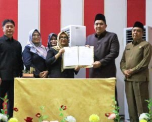 Ketua DPRD Bintan Fiven Sumanti bersama Bupati Bintan Roby Kurniawan mengesahkan Ranperda Pertanggungjawaban APBD 2025 menjadi Perda dalam paripurna, Senin (13/7).