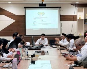 Ketua STAIN SAR Kepri, Dr. H. Muhammad Faisal, M.Ag memimpin rapat persiapan menjelang pelaksanaan AL LAMDIK Program Studi S-2 MPI di Ruang Rapat Dosen Gedung Baru Senin (13/7)