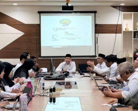 Ketua STAIN SAR Kepri, Dr. H. Muhammad Faisal, M.Ag memimpin rapat persiapan menjelang pelaksanaan AL LAMDIK Program Studi S-2 MPI di Ruang Rapat Dosen Gedung Baru Senin (13/7)