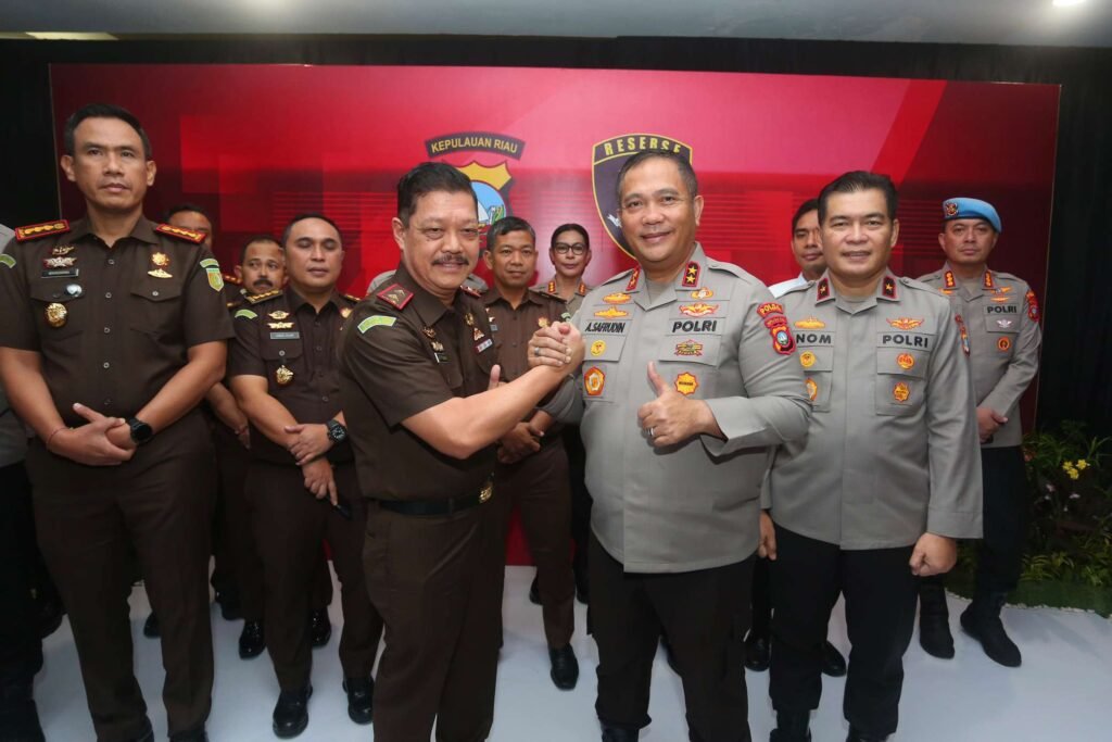 Kapolda Kepulauan Riau Irjen Pol. Asep Safrudin, S.I.K., M.H., bersama Kepala Kejaksaan Tinggi Kepulauan Riau (Kajati Kepri) Jehezkiel Devy Sudarso, S.H., C.N., membuka Rapat Kerja Teknis (Rakernis) Direktorat Reserse Kriminal Umum Polda Kepri Tahun Anggaran 2026