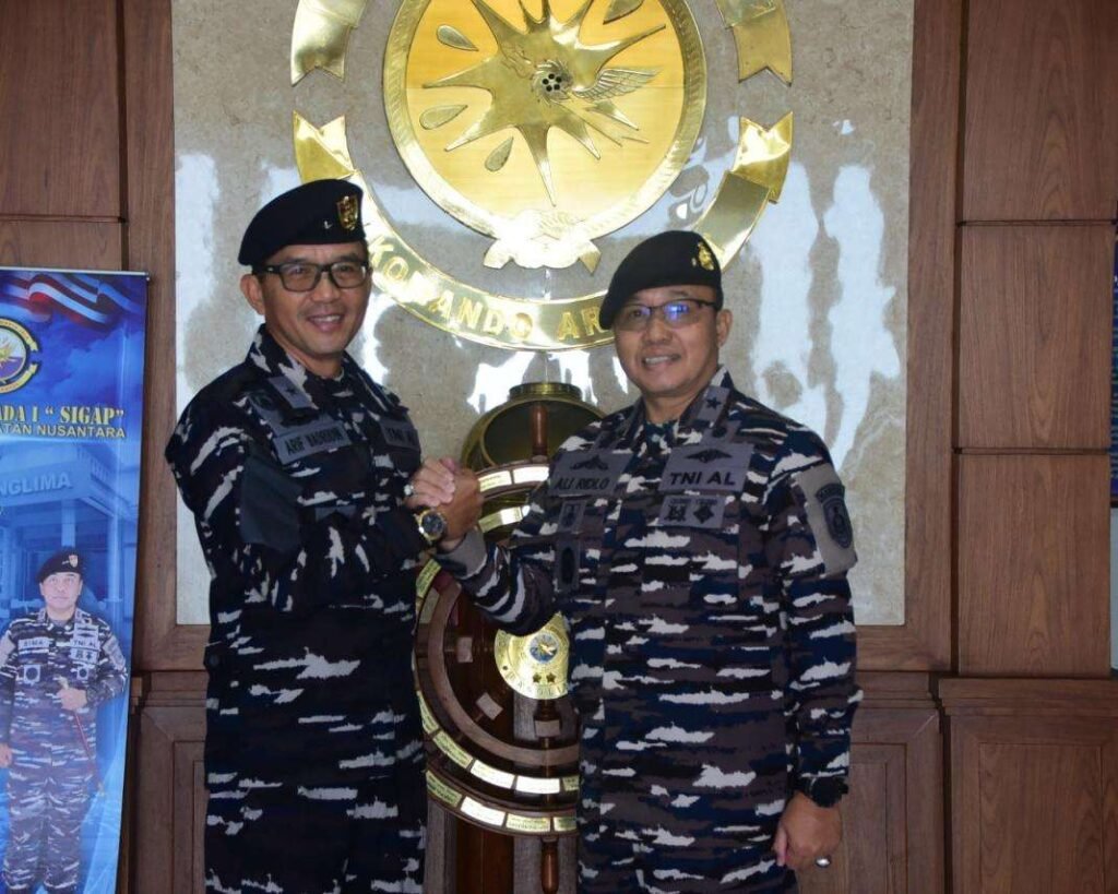 Salam komando Kaskoarmada I Laksamana Muda TNI Dr. Arif Badrudin, saat menerima Kunjungan Kehormatan Courtesy Call Kadiskumal Laksamana Pertama TNI Dr. Ali Ridlo Opsla di Mako Koarmada I pada Kamis (16/7/2026).