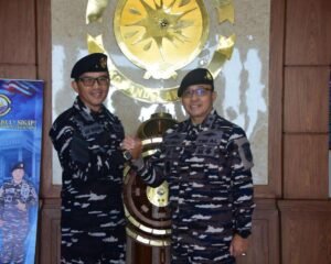 Salam komando Kaskoarmada I Laksamana Muda TNI Dr. Arif Badrudin, saat menerima Kunjungan Kehormatan Courtesy Call Kadiskumal Laksamana Pertama TNI Dr. Ali Ridlo Opsla di Mako Koarmada I pada Kamis (16/7/2026).