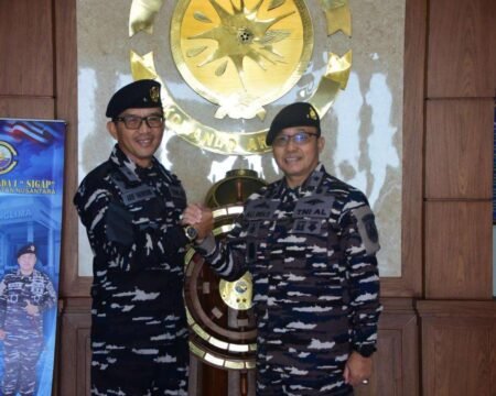 Salam komando Kaskoarmada I Laksamana Muda TNI Dr. Arif Badrudin, saat menerima Kunjungan Kehormatan Courtesy Call Kadiskumal Laksamana Pertama TNI Dr. Ali Ridlo Opsla di Mako Koarmada I pada Kamis (16/7/2026).
