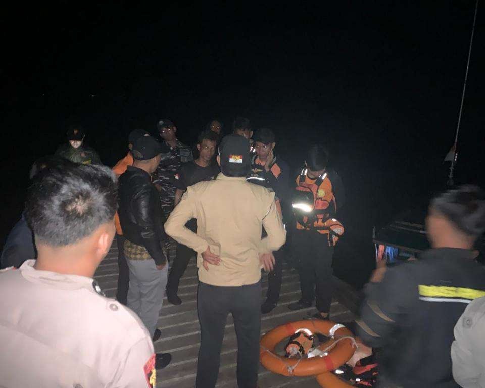 Geger! Potongan Tubuh Pria Ditemukan Mengapung di Perairan Jemaja Timur Personel Polsek Jemaja, Polres Kepulauan Anambas dan petugas terkait saat menindaklanjuti laporan masyarakat terkait penemuan potongan tubuh manusia berjenis kelamin laki-laki di Perairan Genting Pulur, Kecamatan Jemaja Timur, Kabupaten Kepulauan Anambas yang sempat menggegerkan warga sekitar pada, Kamis (16/07/2026) malam.