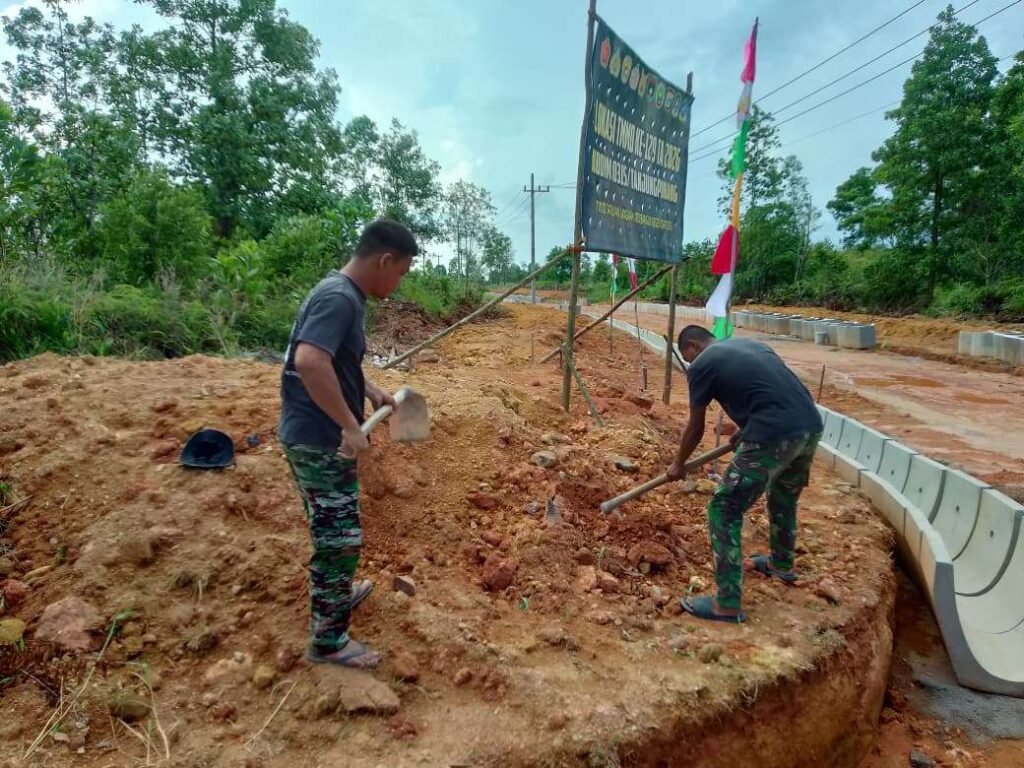 Satgas TMMD Ke-129 Optimalkan Jalan dan Parit Pracetak Satgas TMMD Ke-129 Optimalkan Jalan dan Parit Pracetak