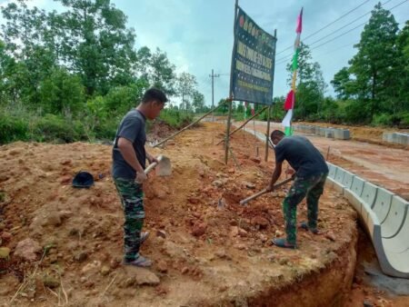 Satgas TMMD Ke-129 Optimalkan Jalan dan Parit Pracetak Satgas TMMD Ke-129 Optimalkan Jalan dan Parit Pracetak