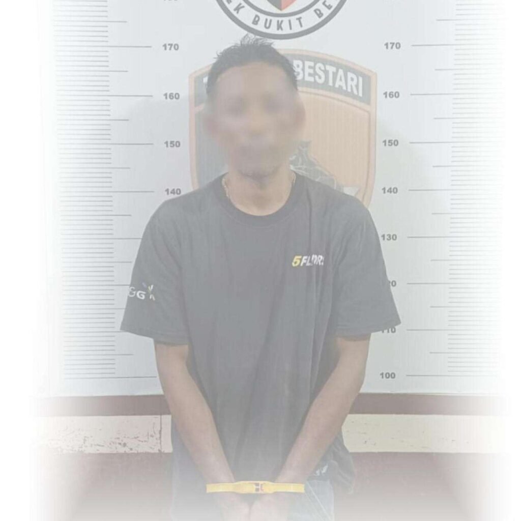 Pelaku Spesial Pembobol Rumah Kosong di Tanjungpinang berinisial Ad alias Aws usai di unit Reskrim Polsek Bukit Bestari Polresta Tanjungpinang, Rabu (22/07/2026)