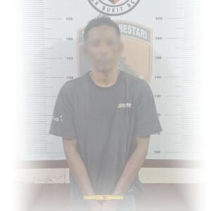 Pelaku Spesial Pembobol Rumah Kosong di Tanjungpinang berinisial Ad alias Aws usai di unit Reskrim Polsek Bukit Bestari Polresta Tanjungpinang, Rabu (22/07/2026)