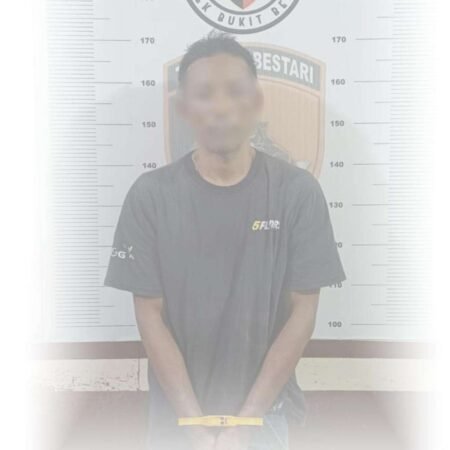 Pelaku Spesial Pembobol Rumah Kosong di Tanjungpinang berinisial Ad alias Aws usai di unit Reskrim Polsek Bukit Bestari Polresta Tanjungpinang, Rabu (22/07/2026)