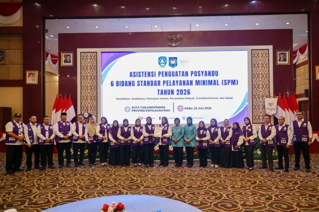 Pembina Kesekretariatan Posyandu Pusat Yane Adrian Bima Arya bersama Pembina Posyandu Provinsi Kepulauan Riau Dewi Kumalasari dalam kegiatan Asistensi Penguatan Posyandu Enam Bidang Standar Pelayanan Minimal (SPM) Tahun 2026 di Aula Wan Seri Beni, Dompak, Rabu (22/7/2026).(ft.Pemprov Kepri)