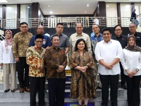 Bupati Bintan Roby Kurniawan didampingi Wakil Bupati Deby Maryanti menerima kunker reses Ketua Tim Komisi VII DPR RI di Kantor Bupati Bintan, Rabu (22/7).