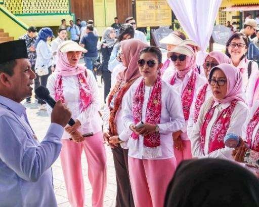 Didampingi Gubernur Ansar, Hari Kedua Kunker Selvi Gibran Ziarah dan Berdoa di Pulau Penyengat Tanjungpinang Gubernur Kepri Ansar Ahmad memberikan penjelasan kepada Selvi Gibran dan Jajaran Seruni KMP mengenai sejarah dan potensi Pulau Penyengat saat rombongan mengunjungi pulau pusat peradaban Melayu tersebut, Jumat (24/7/2026). (ft.Diskominfo Kepri)
