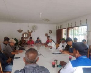 Pertemuan Aliansi Masyarajatoaten Lingga bersama camat, kades dan tokoh masyarakat Singkep//