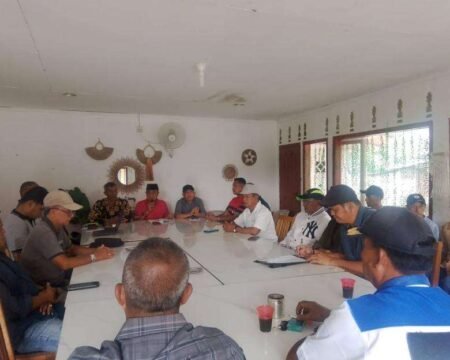 Pertemuan Aliansi Masyarajatoaten Lingga bersama camat, kades dan tokoh masyarakat Singkep//