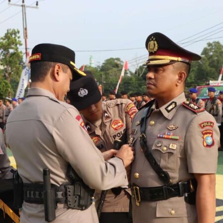 Kapolresta Tanjungpinang, Kombes Pol. Indra Ranu Dikarta, S.I.K., M.Si., memimpin Upacara Pelantikan Jabatan Wakapolresta Tanjungpinang di Lapangan Bhayangkara Polresta Tanjungpinang, Senin (27/07/2026)