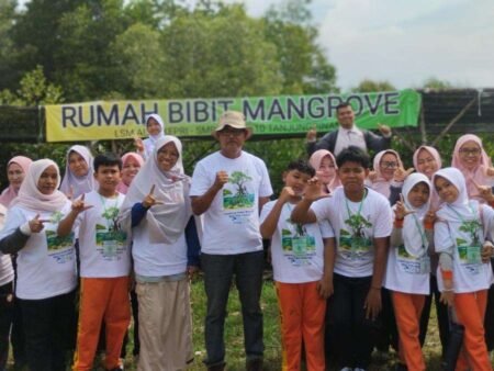 Dalam rangka memperingati Hari Mangrove Sedunia yang diperingati setiap tanggal 26 Juli, LSM ALIM bersama SDN 013 Tanjungpinang Barat melaksanakan Aksi Bersih-bersih dan Edukasi Mangrove di Laboratorium Mangrove Alami SMPN 10 Tanjungpinang di Tanjung Unggat, Senin (27/07/2026)