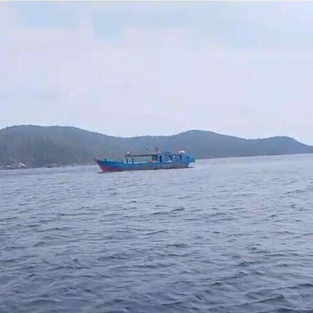 Kapal diduga ilegal fishing beroperasi di perairan pulau Mentebung dan pulau Pejantan Kecamatan Tambelan, Bintan