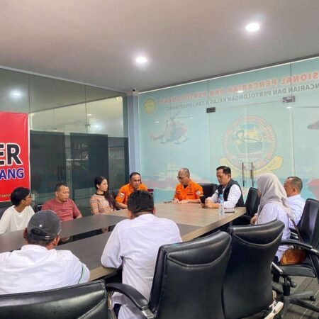 Briefing dan pemaparan evaluasi hari ke-7 (H-7) bersama perwakilan keluarga korban, manajemen ASDP Batam, serta ASDP Bintan yang berlangsung di Kantor SAR Tanjungpinang, pukul 16.30 WIB. /arsip KPP Basarnas Kelas A Tanjungpinang