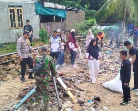 Polsek Jemaja, Polres Kepulauan Anambas bersama pemerintah kecamatan, TNI, instansi terkait, dan masyarakat menggelar kegiatan gotong royong dalam rangka Gerakan Indonesia Asri di kawasan Pantai Teluk Kumbik, Desa Landak, Kecamatan Jemaja, Kabupaten Kepulauan Anambas, Jumat (31/07/2026).