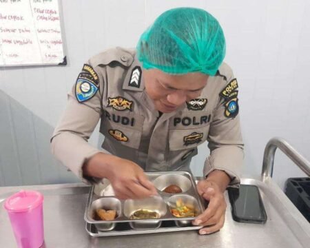 salah seorang personil tim Food safety Polres Lingga melakukan tes menu MBG SPPG Yayasan KmalaBhayangkar 4 Desa Duara, Lingga Utara, Jumat (31/7/2026)