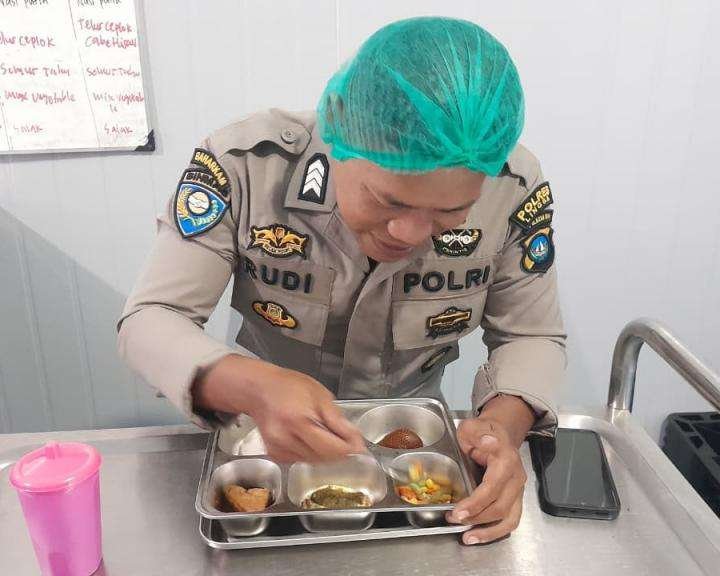 Wujudkan Makanan Bergizi dan Aman di Konsumsi, Tim Food Safety Polres Lingga Rutin Lakukan Pemeriksaan Keamanan Pangan Program MBG salah seorang personil tim Food safety Polres Lingga melakukan tes menu MBG SPPG Yayasan KmalaBhayangkar 4 Desa Duara, Lingga Utara, Jumat (31/7/2026)