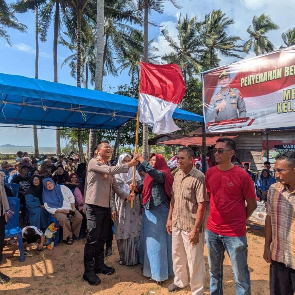 Sambut HUT Kemerdekaan RI Ke-81, Polresta Barelang Serahkan Ratusan Bendera Merah Putih dan Bansos ke Masyarakat Sambut HUT Kemerdekaan RI Ke-81, Polresta Barelang Serahkan Ratusan Bendera Merah Putih dan Bansos ke Masyarakat