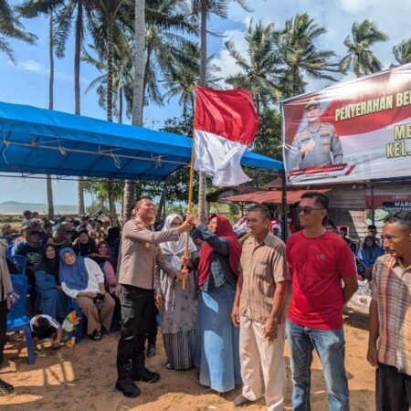 Sambut HUT Kemerdekaan RI Ke-81, Polresta Barelang Serahkan Ratusan Bendera Merah Putih dan Bansos ke Masyarakat