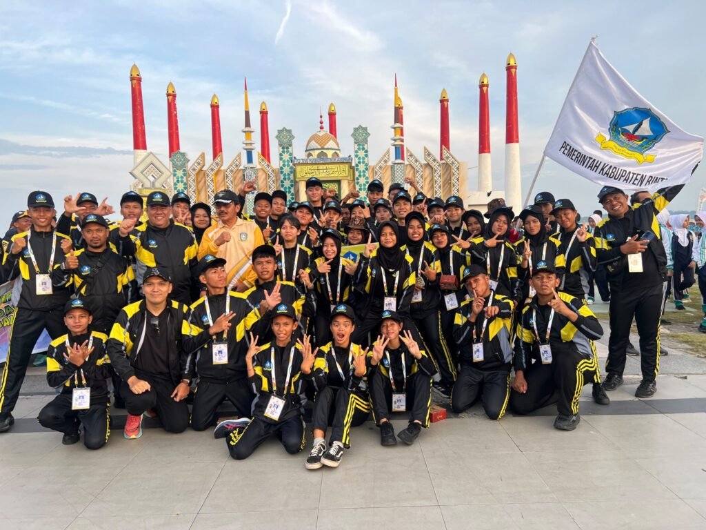 Kontingen dari Bintan di pembukaan POPDA X Kepri di Karimun