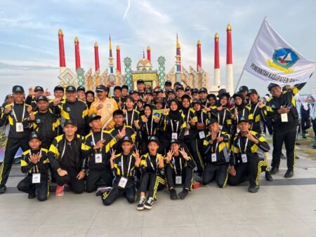 Kontingen dari Bintan di pembukaan POPDA X Kepri di Karimun