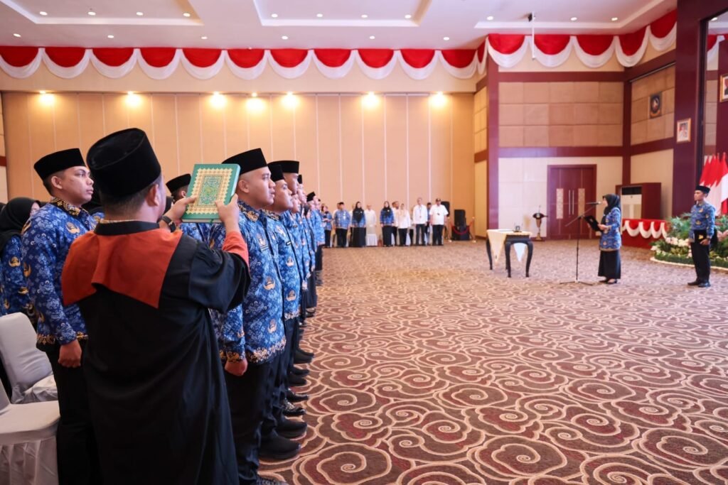 79 PNS dan 105 Pejabat Fungsional Pemprov Kepri Dilantik Pengucapan janji dan sumpah jabatan oleh 75 PNS dan 105 Pejabat Fungsional dipimpin oleh Sekda Kepri Misni di Aula Wan Seri Beni, Dompak, Selasa (1/7)