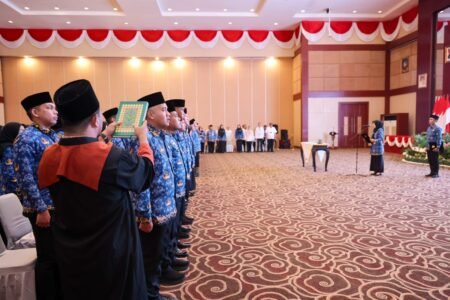 Pengucapan janji dan sumpah jabatan oleh 75 PNS dan 105 Pejabat Fungsional dipimpin oleh Sekda Kepri Misni di Aula Wan Seri Beni, Dompak, Selasa (1/7)